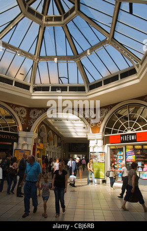Kensington Arcade an der Kensington High Street u-Bahnstation West London England UK Europe Stockfoto