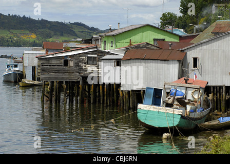 Palafitos (Haus auf Stelzen gebaut) im Hafen von Castro, Chiloé Insel, Lake District, Chile Stockfoto