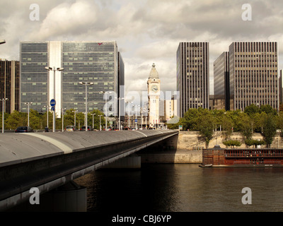Gare de Lyon Bahnhof, Charles De Gaulle-Brücke, Seineufer, Quai De La Rapee, Paris, Frankreich, Natixis-bank Stockfoto