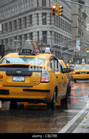 Gelbes New York City Taxi cabs schweren Verkehr & Regen Flatiron District, Manhattan, NYC, USA Stockfoto