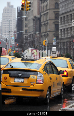 Gelbes New York City Taxi cabs schweren Verkehr & Regen Flatiron District, Manhattan, NYC, USA Stockfoto