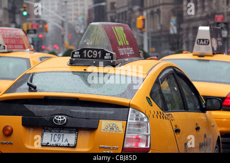 Gelbes New York City Taxi cabs schweren Verkehr & Regen Flatiron District, Manhattan, NYC, USA Stockfoto