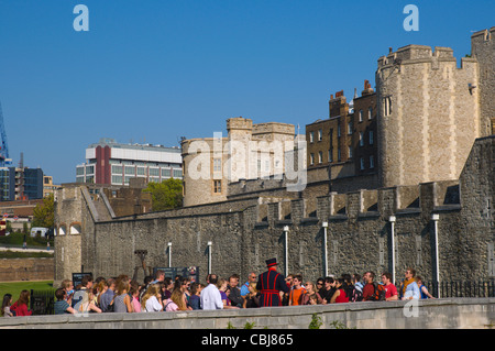 Schauspieler im Beefeater Kleidung geben eine Tour Tower of London Festung komplexe äußere Tower Hill Gegend Londons Stockfoto