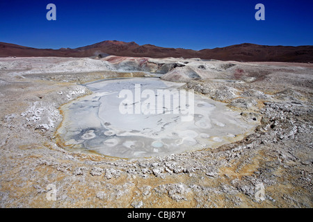 Kochendem Schlamm-Pool und Sprudel in geothermischen vulkanischen Gebiet Sol de Mañana, Altiplano, Bolivien Stockfoto