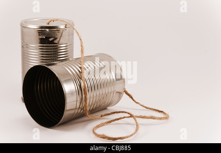 Ein paar Blechdosen auf eine Zeichenfolge von Kindern, um hin und her zu sprechen. Stockfoto