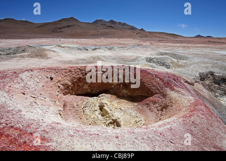 Kochendem Schlamm Seen und Dampf-Pools in geothermischen vulkanischen Gebiet Sol de Mañana, Altiplano, Bolivien Stockfoto