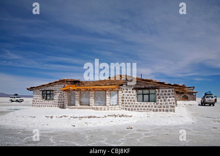 Salz-Hotel für Touristen in der Mitte der Salz flach Salar de Uyuni, Altiplano in Bolivien Stockfoto