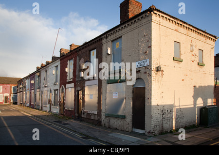 Viceroy Street Deprivation. Verladen Haus und versiegelte leere Grundstück, Häuser geplant für den Abriss in Anfield, Liverpool, L5, Merseyside, Großbritannien Stockfoto