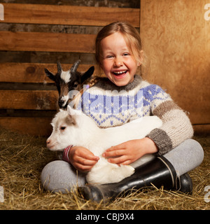 Mädchen Holidng Ziege Kind, Goat Farm Island Stockfoto