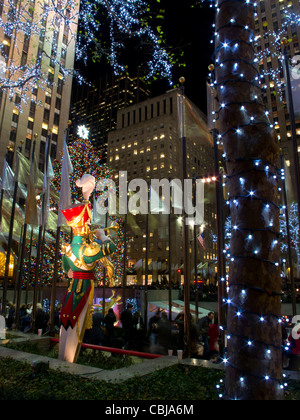 Giant Weihnachten figuren am Rockefeller Plaza zur Weihnachtszeit bei Nacht, New York City, New York, USA, Stockfoto