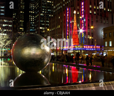 Nachtaufnahme der Radio City Music Hall an Weihnachten Zeit, Downtown Manhattan, New York City, New York, USA, Anthony Arendt Stockfoto