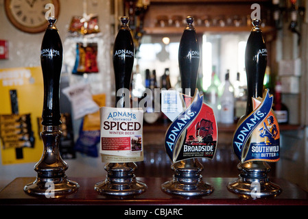 Adnams Bier Pumpe pumpt, The Bell Inn, Middleton, Suffolk UK Stockfoto