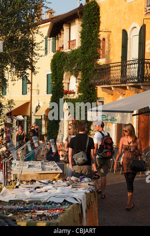 Frau, Markt, Torri del Benaco, Gardasee, Veneto, Italien Stockfoto