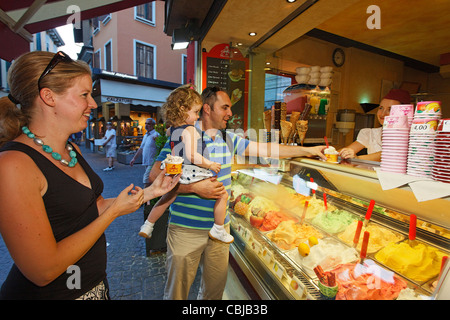 Eltern mit Kind kaufen Eis, Sirmione, Gardasee, Veneto, Italien Stockfoto