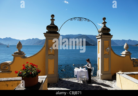 Outdoor, Personal legt die Tabelle, Hotel Royal Victoria, Varenna, Comer See, Lombardei, Italien Stockfoto