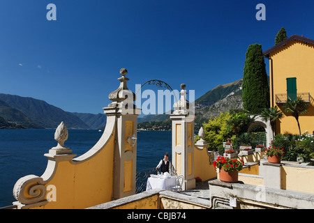 Outdoor, Personal legt die Tabelle, Hotel Royal Victoria, Varenna, Comer See, Lombardei, Italien Stockfoto