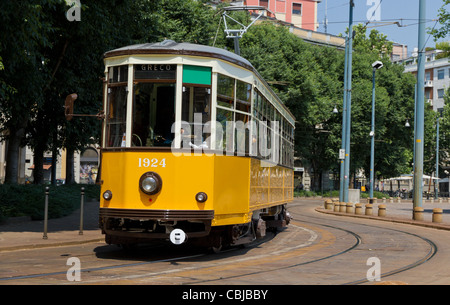 historischen klassischen gelben Straßenbahn von Mailand auf gewundenen Schienen, Italien Stockfoto