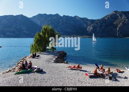 Menschen am Strand, am Gardasee, Veneto, Italien Stockfoto