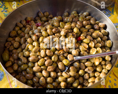 Schüssel mit Oliven, Bauern Markt, Carouge, Genf, Schweiz Stockfoto