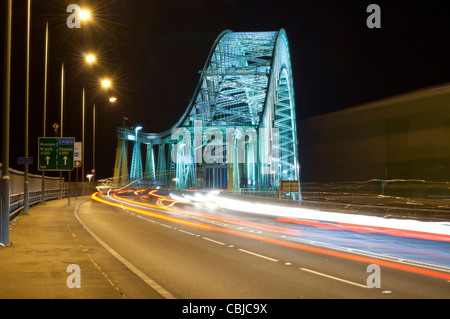 Widnes Runcorn Silver Jubilee Bridge, fotografiert in der Nacht mit langen Belichtungszeiten, Licht-Trails zu produzieren Stockfoto