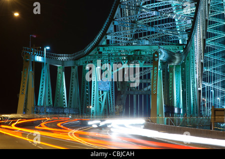 Widnes Runcorn Silver Jubilee Bridge, fotografiert in der Nacht mit langen Belichtungszeiten, Licht-Trails zu produzieren Stockfoto