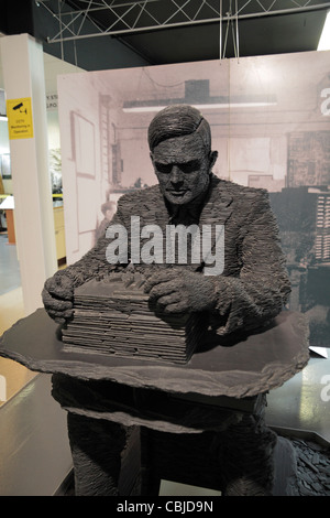 Eine ungewöhnliche Schiefer Skulptur von Alan Turing (durch Stephen Kettle) in Bletchley Park, Bletchley, Buckinghamshire, England. Stockfoto