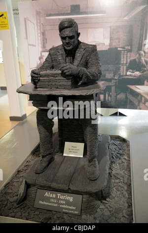 Eine ungewöhnliche Schiefer Skulptur von Alan Turing (durch Stephen Kettle) in Bletchley Park, Bletchley, Buckinghamshire, England. Stockfoto