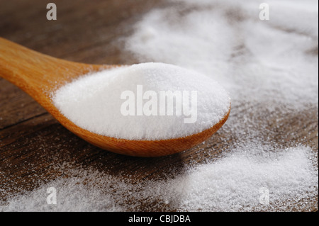 Bikarbonat in einem Holzlöffel Stockfoto
