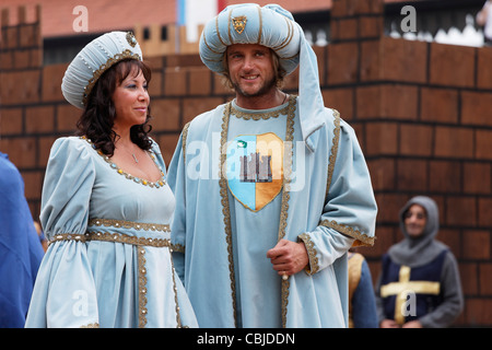 Paar, Prozession in traditionellen Kostümen, Palio, Alba, Langhe, Piemont, Italien Stockfoto