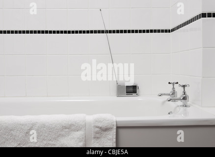 tragbares Radio im Badezimmer Stockfoto