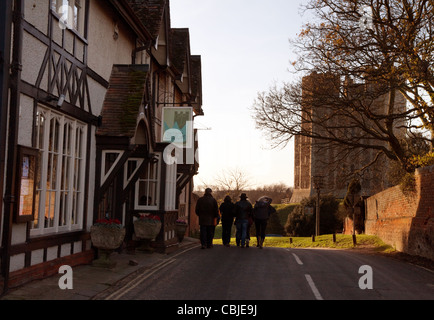 Menschen zu Fuß in die Steet, Orford Dorf Suffolk East Anglia UK Stockfoto