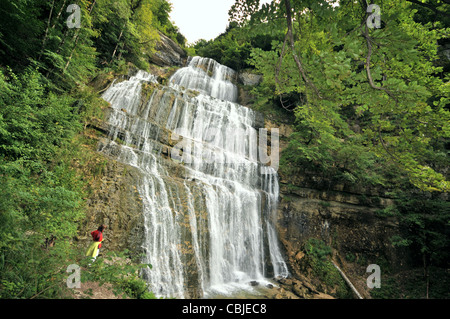 Eine Person, die am Wasserfall Cascades du Herisson, Jura, Franche Comte, Ost-Frankreich, Europa Stockfoto