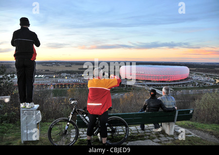 Zeigen Sie in der Allianz Arena in den Abend, München, Bayern, Deutschland, Europa an Stockfoto