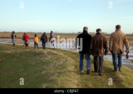 Menschen, die die Küste von Suffolk-Wanderweg in Orford, Suffolk UK Stockfoto