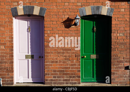 Weiße und grüne Haustüren Nein 43 und 42 Periode Reihenhäuser in Kington Herefordshire England UK Stockfoto