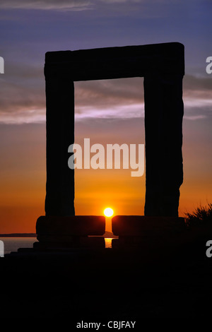 Tempel des Apollo kurz vor Sonnenuntergang auf der Insel Naxos in Griechenland Stockfoto