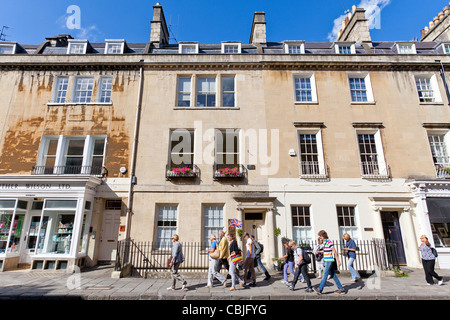 Tourguide führt Touristen auf einer geführten Tour in Bath Spa, England. Stockfoto