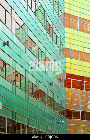 Kupfer-Gebäude mit spiegeln in grün und gelb Stockfoto