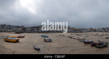 St Ives Stadt, gesehen von der Hafenfront an einem Herbsttag. Stockfoto