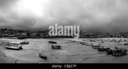 St Ives Stadt, gesehen von der Hafenfront an einem Herbsttag. Stockfoto