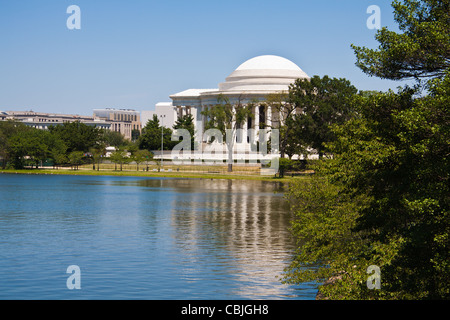 Ansicht von Thomas Jefferson Memorial mit einer Reflexion im Gezeiten-Bassin des Potomac River. Stockfoto