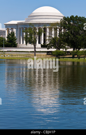 Ansicht von Thomas Jefferson Memorial mit einer Reflexion im Gezeiten-Bassin des Potomac River. Stockfoto