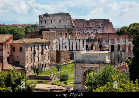 Blick auf das Kolosseum in Rom aus dem Palatin im Forum Stockfoto