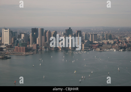 Luftaufnahme des Boston Harbor mit Segelbooten Stockfoto
