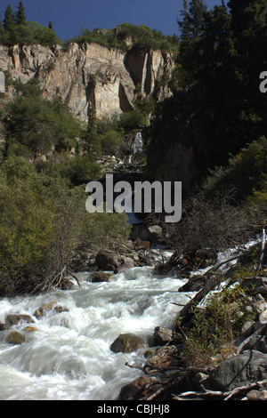 Wasserfall im Chong Kyzyl-Su Valley, Terskej Ala-Too Range, Tien-Shan, Kirgisistan Stockfoto