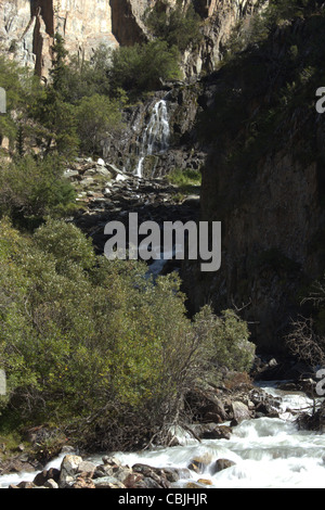 Wasserfall im Chong Kyzyl-Su Valley, Terskej Ala-Too Range, Tien-Shan, Kirgisistan Stockfoto