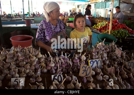 Knoblauch Verkäufer, Markt in Bischkek, Kirgisistan Stockfoto