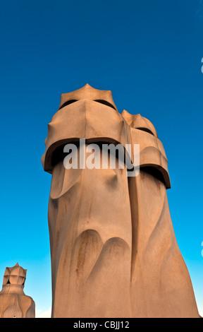 Schornsteine auf dem Dach des Casa Mila von Antoni Gaudi, UNESCO-Weltkulturerbe, Barcelona, Katalonien, Katalonien oder Cataluna, Stockfoto