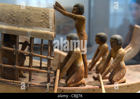 Ägyptische Modellboot in Holz aus dem Mittleren Reich, Louvre-Museum, Paris, Frankreich Stockfoto