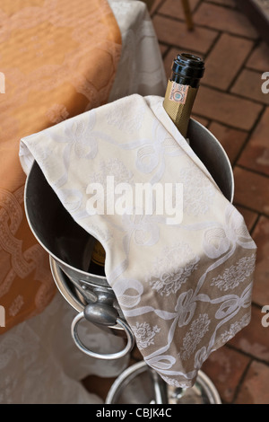 Champagner im Sektkühler Stockfoto